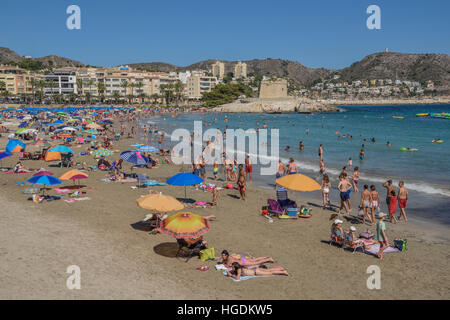 Platja de spiaggia di L'Ampolla con fortezza, Moraira, Alicante, Costa Blanca, Spagna Foto Stock