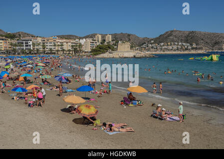 Platja de spiaggia di L'Ampolla con fortezza, Moraira, Alicante, Costa Blanca, Spagna Foto Stock