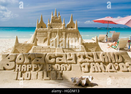 Castello di sabbia sulla spiaggia bianca, Boracay, Filippine Foto Stock