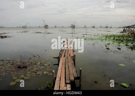 Visualizzare il paesaggio di pesca e di sollevamento dip macchina netto in Pakpra canal al divieto di Pra Pak di villaggio di pescatori nel tempo del tramonto a Phatthalung provincia meridionale della THA Foto Stock