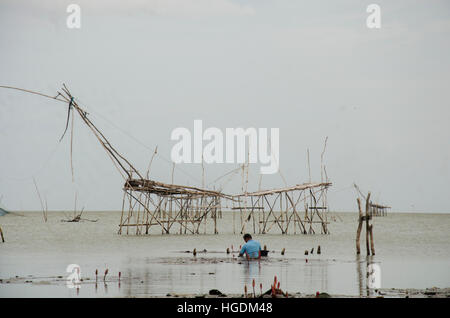 I pescatori per la cattura di pesce e vista di pesca e di sollevamento dip macchina netto nel canale sul divieto di Pra Pak villaggio nel tempo del tramonto su Settembre 27, 2016 in Phatthalung Foto Stock
