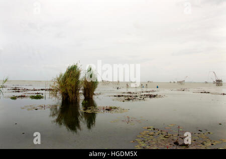 Visualizzare il paesaggio di Pakpra canal al divieto di Pra Pak di villaggio di pescatori nel tempo del tramonto a Phatthalung provincia del sud della Thailandia. Foto Stock