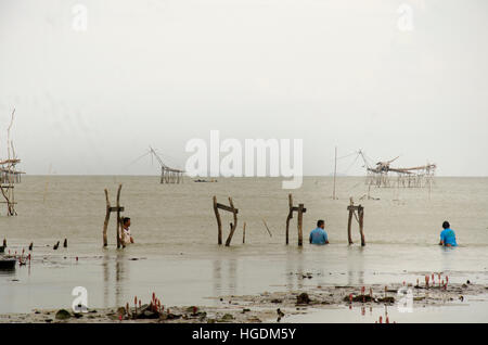 I pescatori per la cattura di pesce e vista di pesca e di sollevamento dip macchina netto nel canale sul divieto di Pra Pak borgo peschereccio di Settembre 27, 2016 in Phatthalung, Tha Foto Stock