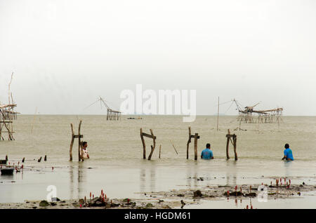 I pescatori per la cattura di pesce e vista di pesca e di sollevamento dip macchina netto nel canale sul divieto di Pra Pak borgo peschereccio di Settembre 27, 2016 in Phatthalung, Tha Foto Stock