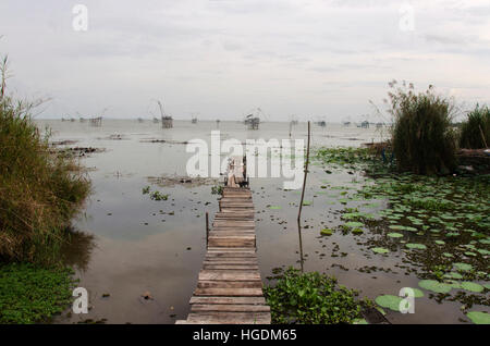 Visualizzare il paesaggio di pesca e di sollevamento dip macchina netto in Pakpra canal al divieto di Pra Pak di villaggio di pescatori nel tempo del tramonto a Phatthalung provincia meridionale della THA Foto Stock