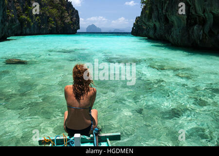 Giovane donna gita in barca Arcipelago Bacuit PALAWAN FILIPPINE Foto Stock