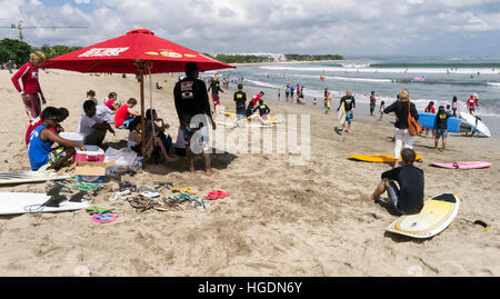 Scuola di surf sulla spiaggia di Kuta Bali Indonesia Foto Stock