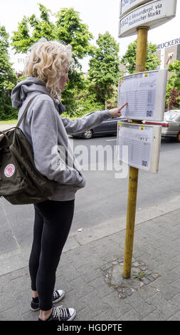 Controlli Backpacker calendario fermata autobus Berlino Germania Foto Stock