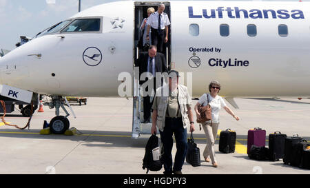 Lufthansa Bombardier CRJ 700 l'aeroporto di Francoforte Germania Foto Stock