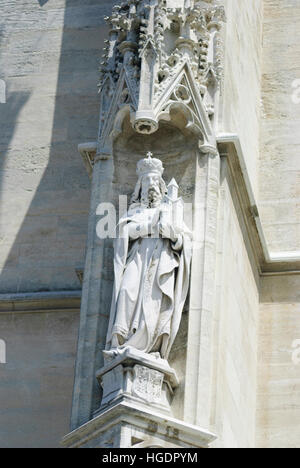 Klosterneuburg: Monastero: Leopoldo III come fondatore di figura alla chiesa, Wienerwald, Vienna Woods, Niederösterreich, Austria Inferiore, Austria Foto Stock