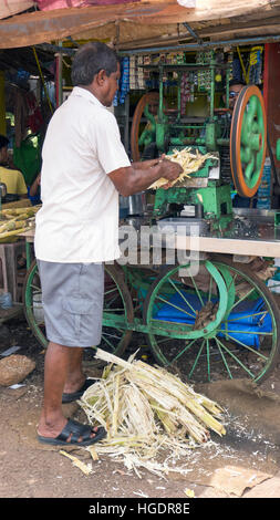 Estrazione di succo di canna da zucchero Mapusa Goa in India Foto Stock