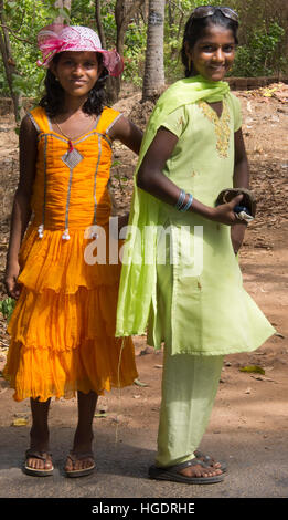 Due giovani donne vestite di Goa in India Foto Stock