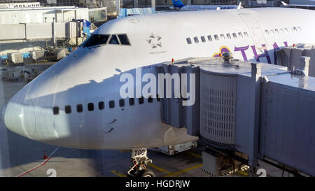 Thai Airways Boeing 747 a jetway aeroporto di Francoforte Germania Foto Stock