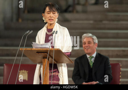 Birmano leader democratico Aung San Suu Kyi risolve entrambe le case del parlamento di Westminster a Londra. Foto Stock