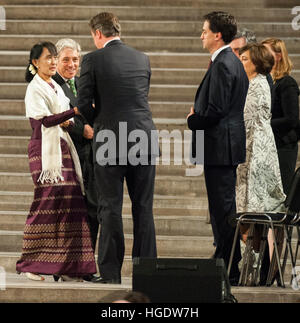 Birmano leader democratico Aung San Suu Kyi con il Primo Ministro David Cameron presso la sede del parlamento a Westminster Foto Stock