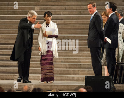 Birmano leader democratico Aung San Suu Kyi con il Primo Ministro David Cameron presso la sede del parlamento a Westminster Foto Stock