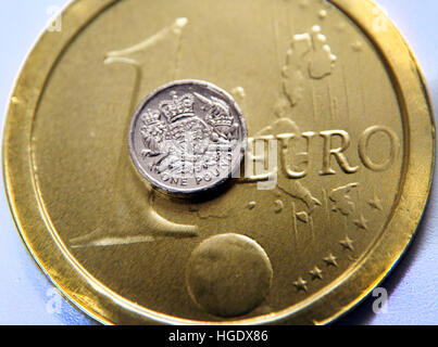 British una sterlina moneta sulla lamina oversize un Euro moneta, Londra Foto Stock