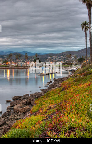 Sicurezza delle acque cove come notte si assesta. Foto Stock