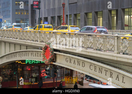 I taxi e la Park Avenue viadotto a Pershing SQUARE, NEW YORK, Stati Uniti d'America Foto Stock