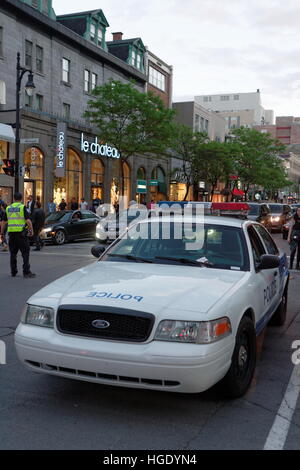 Un incrociatore della polizia parcheggiato su Ste-Catherine Street nel cuore del centro cittadino di Montreal, Quebec Foto Stock