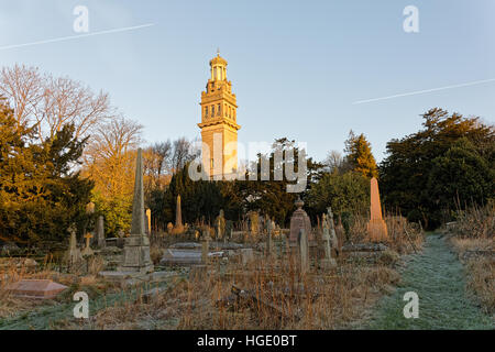 Lansdown tomba del cimitero di marcatori con Beckford's Tower in background Foto Stock