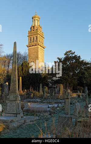 Lansdown tomba del cimitero di marcatori con Beckford's Tower in background Foto Stock