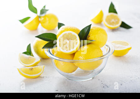 Limoni freschi in una ciotola di vetro Foto Stock