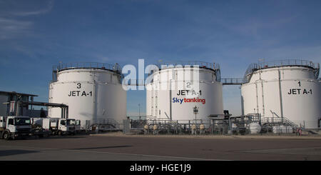 I serbatoi del combustibile presso l'Aeroporto di Stoccarda a Stuttgart, Germania. Foto Stock