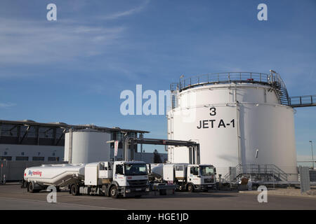 Navi cisterna per il trasporto di carburante presso l'Aeroporto di Stoccarda a Stuttgart, Germania. Foto Stock