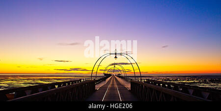 Guardando lungo Southport Pier al tramonto, Merseyside, Lancashire, Inghilterra, Regno Unito. Foto Stock