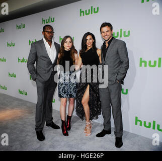 Los Angeles, Stati Uniti d'America. 07Th gen, 2017. (L-R) Nyasha Hatendi, Tara Lynne Barr, Michaela Watkins e Tommy Dewey frequentare Hulu invernale del TCA 2017 Red Carpet tenutosi presso il The Langham Huntington Hotel su Gennaio 7, 2017 a Los Angeles, California. © foto di accesso/Alamy Live News Foto Stock