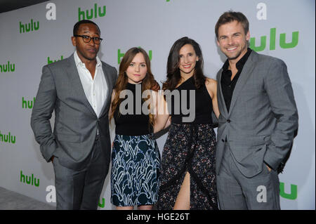 Los Angeles, Stati Uniti d'America. 07Th gen, 2017. (L-R) Nyasha Hatendi, Tara Lynne Barr, Michaela Watkins e Tommy Dewey frequentare Hulu invernale del TCA 2017 Red Carpet tenutosi presso il The Langham Huntington Hotel su Gennaio 7, 2017 a Los Angeles, California. © foto di accesso/A Foto Stock