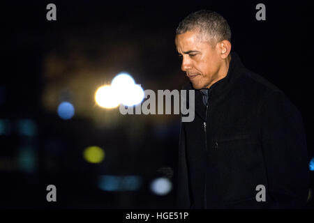 Il Presidente Usa Barack Obama esce una marina sulla South Lawn della Casa Bianca di Washington, DC, Stati Uniti d'America, 07 gennaio 2017. Il Presidente Obama è stata una serata viaggio in Florida per partecipare ad un matrimonio. Credito: Shawn Thew / Pool via CNP /MediaPunch Foto Stock