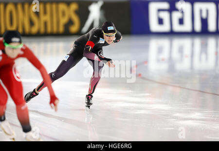 Velocità tedesco skater Gabriele Hirschbichler in azione durante la donna sprint evento presso il pattinaggio di velocità Campionati Europei a Thialf Ice Rink di Heerenveen, Paesi Bassi, 08 gennaio 2017. Foto: Vincent Jannink/Vincent Jannink/dpa Foto Stock
