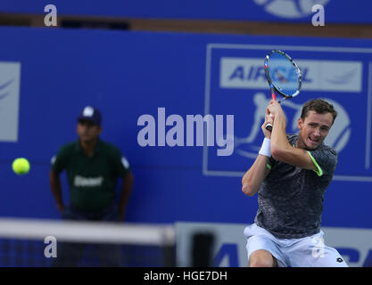 Chennai, India. 8 gennaio 2017: Chennai aperto : Daniil MEDVEDEV (RUS) restituisce il suo avversario Roberto BAUTISTA AGUT (ESP) da 6-3,6-4. a Chennai il 8 Gen 2017 e divenne il corridore di AIRCEL Chennai Open del 2017. Credito: Seshadri SUKUMAR/Alamy Live News Foto Stock