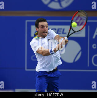 Chennai, India. 8 gennaio 2017: Chennai Open : Roberto BAUTISTA AGUT (ESP) restituisce il suo avversario Daniil MEDVEDEV (RUS) e sconfitto da 6-3,6-4. a Chennai il 8 Gen 2017 e divenne la AIRCEL Chennai campione aperto del 2017. Credito: Seshadri SUKUMAR/Alamy Live News Foto Stock