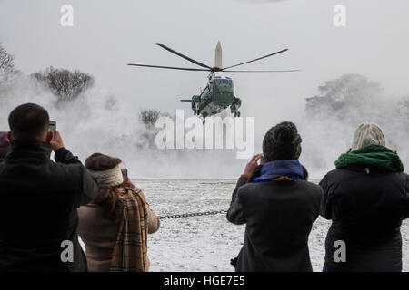 Washington, DC, Stati Uniti d'America. 07Th gen, 2017. Marine uno atterra sul prato Sud della Casa Bianca di Washington, DC, Stati Uniti d'America, 07 gennaio 2017. Il Presidente Obama è in partenza la Casa Bianca per una serata di viaggio in Florida per partecipare ad un matrimonio. Credito: Shawn Thew/Piscina via CNP - nessun filo servizio- foto: Shawn Thew e/o consolidato/dpa/Alamy Live News Foto Stock