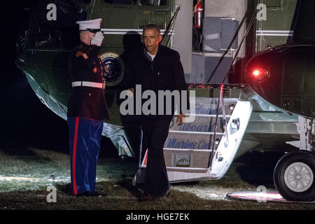 Washington, DC, Stati Uniti d'America. 07Th gen, 2017. Il Presidente Usa Barack Obama esce una marina sulla South Lawn della Casa Bianca di Washington, DC, Stati Uniti d'America, 07 gennaio 2017. Il Presidente Obama è stata una serata viaggio in Florida per partecipare ad un matrimonio. Credito: Shawn Thew/Piscina via CNP - nessun filo servizio- foto: Shawn Thew e/o consolidato/dpa/Alamy Live News Foto Stock