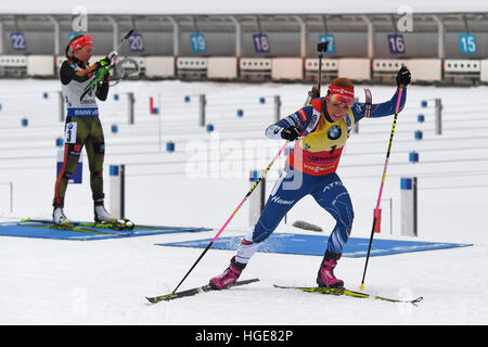 Oberhof, Germania. 08 gen 2017. Biatleta ceca Gabriela KOUKALOVA: risultati nei (r) lascia il poligono di tiro dopo l'ultimo colpo di fronte della Germania Laura Dahlmeier nel femminile 12,5 km mass start evento gara di Coppa del Mondo di biathlon a DKB-Ski-Arena di Oberhof in Germania, 08 gennaio 2017. Foto: Hendrik Schmidt/dpa-Zentralbild/ZB/dpa/Alamy Live News Foto Stock