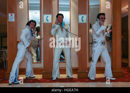 Elvis Presley imitatori posano per una foto durante la Comunità Elvis Campionato 2017 Foto Stock