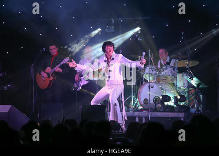 Un Elvis Presley impersonator esegue sul palco durante la finale del Parlamento Elvis Campionato 2017 Foto Stock