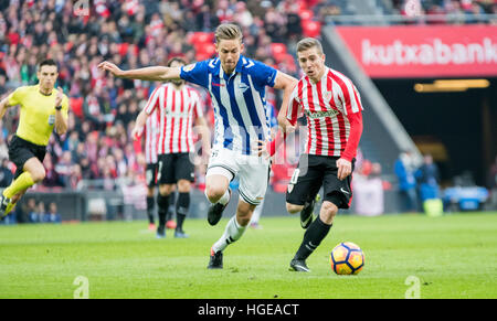 Bilbao, Spagna. 8 gennaio, 2017. Iker Muniain (avanti, atletico) in azione coperti da Marcos Llorente (Mildfierder, Alaves) durante la partita di calcio della diciassettesima round della stagione 2016/2017 del campionato spagnolo "La Liga " tra Athletic Club e Deportivo Alaves a Stadio di San Mames su Gennaio 8, 2017 a Bilbao, Spagna. ©David Gato/Alamy Live News Foto Stock