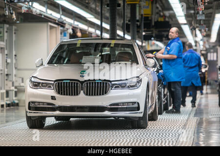 Dingolfing, Germania. Il 27 giugno, 2014. FILE - un file immagine datata 27 giugno 2014 raffigura automobili BMW dal 7° serie nella sala di produzione della fabbrica BMW di Dingolfing, Germania, 27 giugno 2014. Foto: Armin Weigel/dp/dpa/Alamy Live News Foto Stock