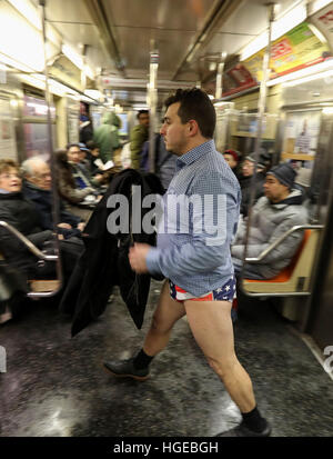 New York, New York, Stati Uniti d'America. 08 gen 2017. Un vestito partecipante senza pantaloni prende parte al 2017 Senza pantaloni di metropolitana di New York, gli Stati Uniti, a gennaio 8, 2016. © Xinhua/Alamy Live News Foto Stock