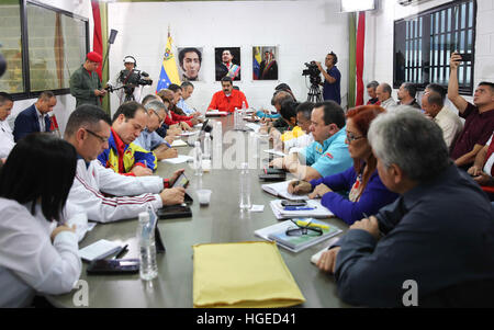 Caracas. 8 Gen, 2017. Immagine fornita dal Venezuela assumerà la Presidenza mostra Presidente venezuelano Nicolás Maduro (C) presiedere una riunione del Consiglio dei ministri a Caracas dal 8 gennaio, 2017. Nicolás Maduro domenica ha annunciato un 50-aumento percentuale del salario minimo per aiutare lavoratori del settore pubblico di far fronte con runaway inflazione. © Venezuela la Presidenza/Xinhua/Alamy Live News Foto Stock