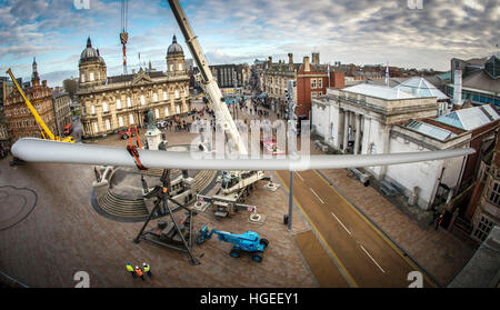 Opera d'arte "Blade", un 250ft lungo (75m) turbina eolica, commissionato dall'artista multimediale Nayan Kulkarni e creato dai lavoratori presso la Siemens stabilimento di Hull, è installato presso il Queen Victoria Square a Hull. Foto Stock