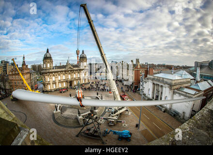 Opera d'arte "Blade", un 250ft lungo (75m) turbina eolica, commissionato dall'artista multimediale Nayan Kulkarni e creato dai lavoratori presso la Siemens stabilimento di Hull, è installato presso il Queen Victoria Square a Hull. Foto Stock