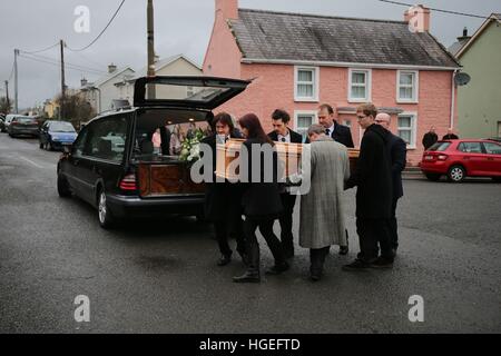 I membri della famiglia portano la bara al funerale di Teresa MacGowan, 87 la madre del cantante Shane MacGowan, a Nostra Signora di Lourdes, le miniere di argento Co Tipperary. Foto Stock