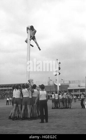 1930s, Czechoslovkia, Sudentenland, ceco sokol o giochi della gioventù, pre-WW2, i giovani che partecipano a un Slet o festival. Tali giochi, tenutasi in grandi arene sportive, sono stati progettati per sviluppare i giovani physique e carattere. Foto Stock