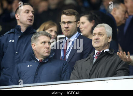 Aston Villa direttore tecnico Steve Round al fianco degli ex Aston Villa manager e consulente di calcio Brian poco in stand durante la Emirates FA Cup, terzo round corrispondono a White Hart Lane, Londra. Foto Stock